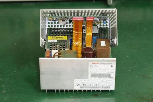 ，外殼邊緣沖扣直接卡在內(nèi)部PCB上