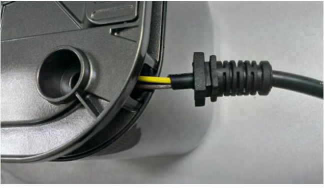 松開電源軟線固定裝置拉電源軟線